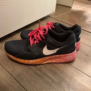 Women’s Nike tennis shoes